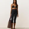 Partes de arriba de bikini triangular con ribete y lazos