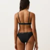 Partes de arriba de bikini triangular con ribete y lazos