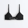 Partes de arriba de bikini triangular con ribete y lazos