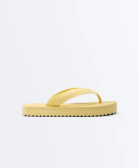 Sandalias de playa con plataforma texturizada