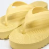 Sandalias de playa con plataforma texturizada