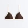 Top de bikini triangular con ribete en contraste