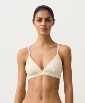 Top de bikini triangular de croché con textura de burbujas