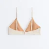 Top de bikini triangular de croché con textura de burbujas