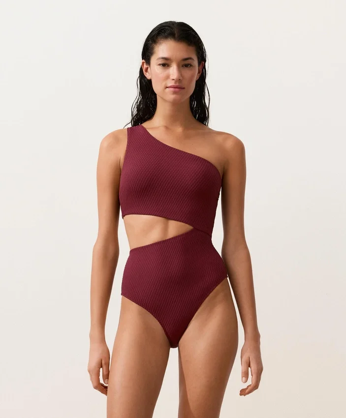 Trikinis asimétricos de jacquard con mini cuadros Trikinis asimétricos de jacquard con mini cuadros