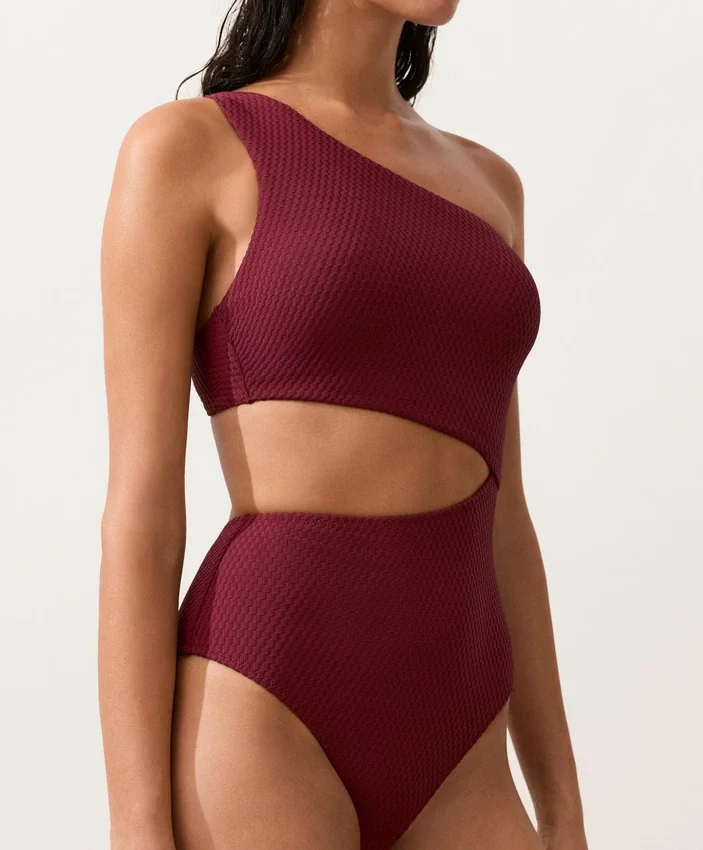 Trikinis asimétricos de jacquard con mini cuadros Trikinis asimétricos de jacquard con mini cuadros