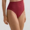Trikinis asimétricos de jacquard con mini cuadros Trikinis asimétricos de jacquard con mini cuadros