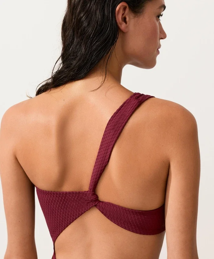 Trikinis asimétricos de jacquard con mini cuadros Trikinis asimétricos de jacquard con mini cuadros