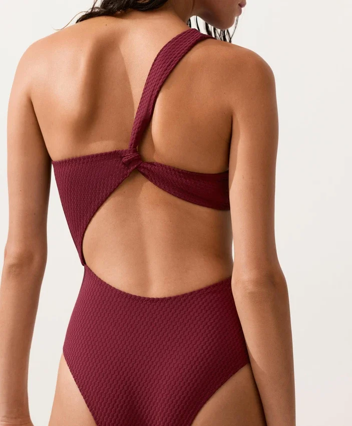 Trikinis asimétricos de jacquard con mini cuadros Trikinis asimétricos de jacquard con mini cuadros