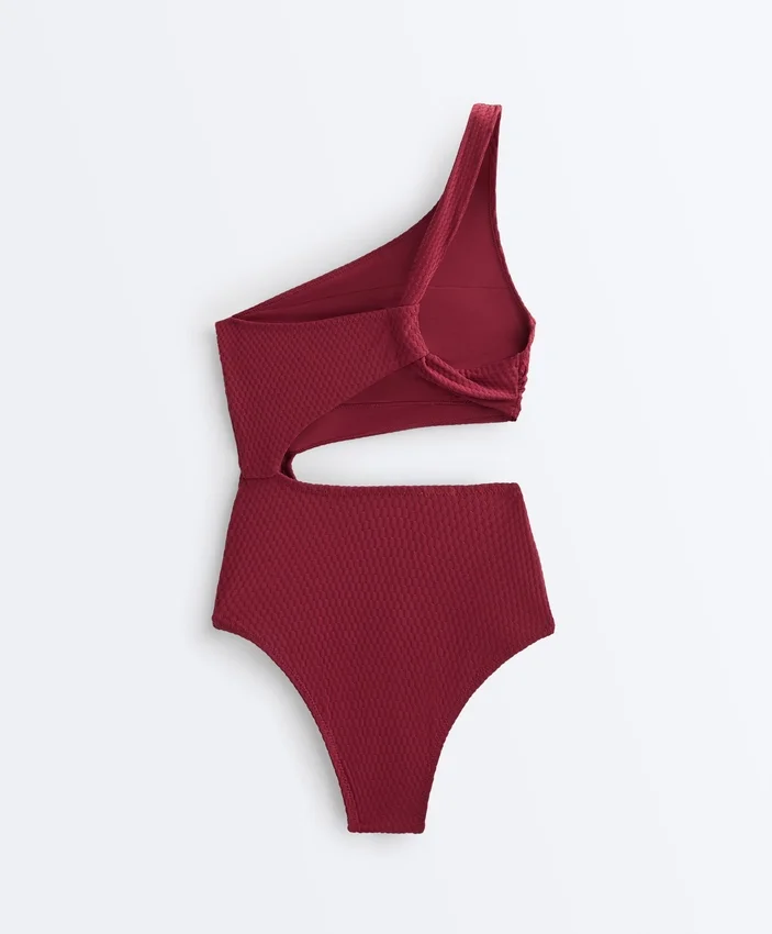 Trikinis asimétricos de jacquard con mini cuadros Trikinis asimétricos de jacquard con mini cuadros