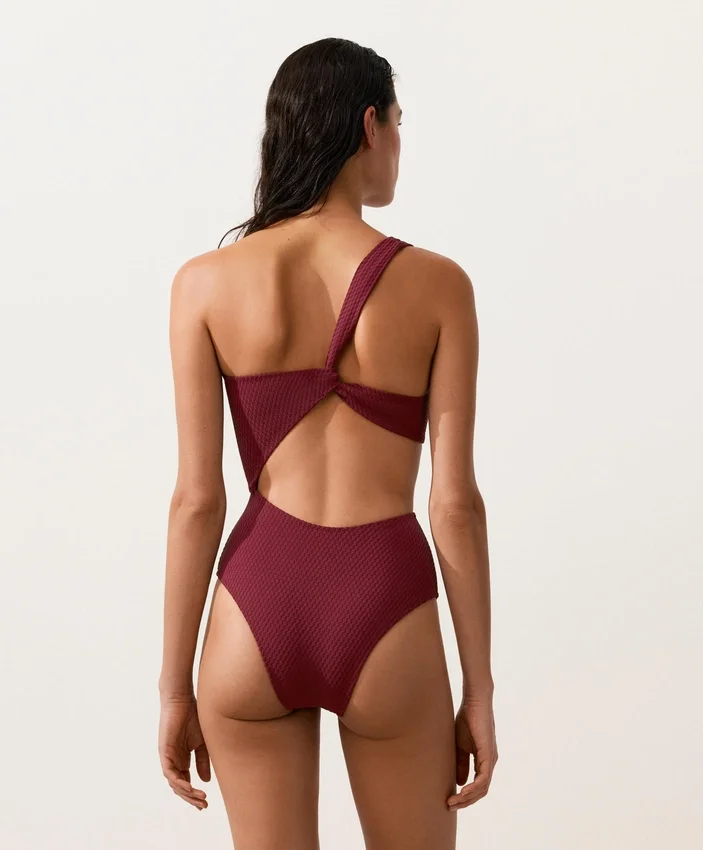 Trikinis asimétricos de jacquard con mini cuadros Trikinis asimétricos de jacquard con mini cuadros