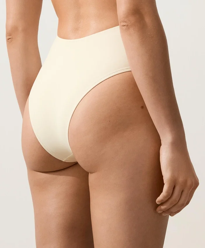 Trikinis con tirantes asimétricos Trikinis con tirantes asimétricos